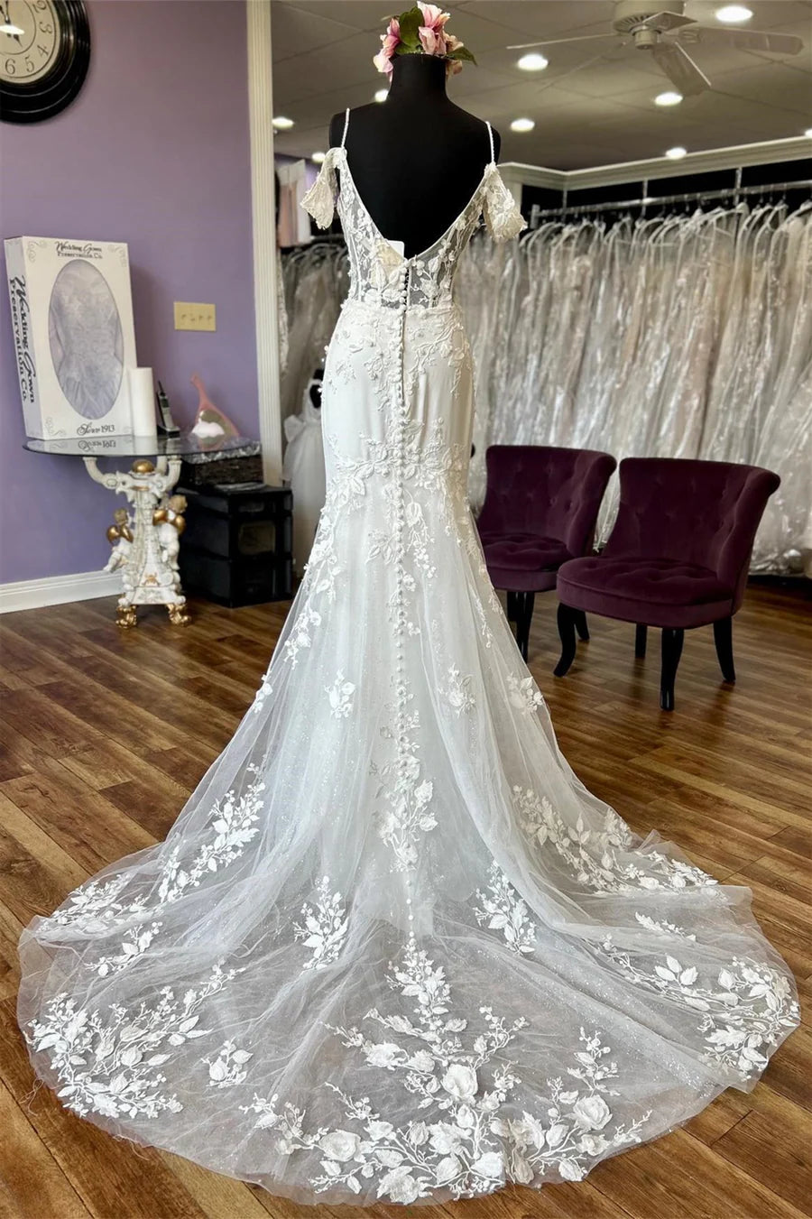 Vestido de novia largo con hombros descubiertos, apliques y tirantes